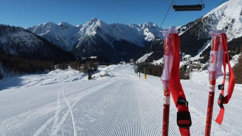 Sci, manca un mese al via della stagione: casco per tutti e skipass più cari