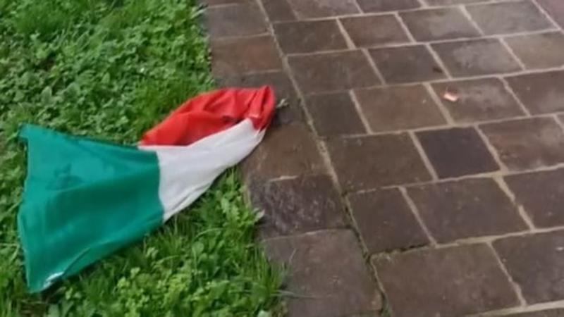 Vandalismi al monumento degli Alpini, alcuni giovani si fanno avanti