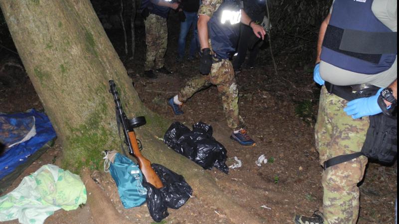 Postalesio, smascherati i pusher che difendevano la piazza con un mitra dell’ex Urss