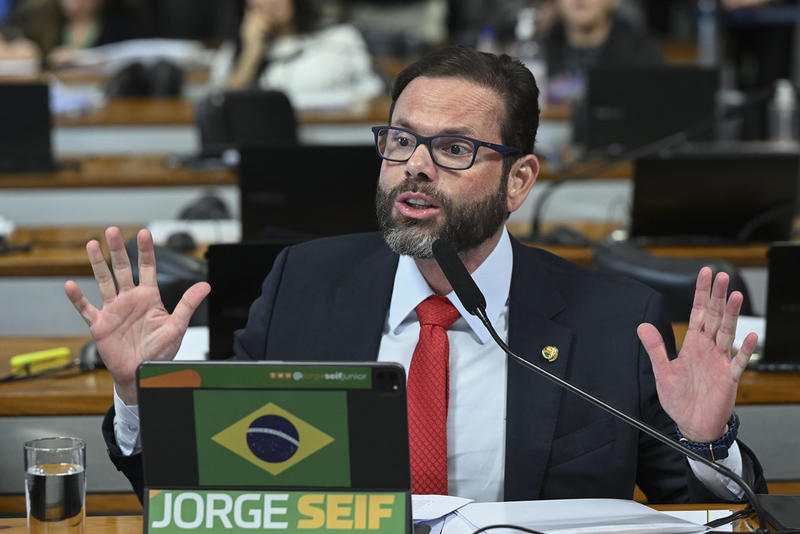 30 senadores gastaram o mesmo que 500 deputados com viagens