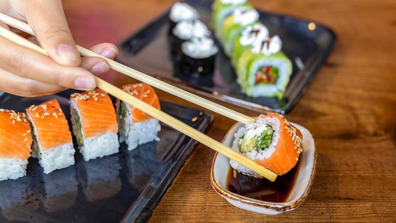 Intossicati al ristorante di sushi: 11 in ospedale