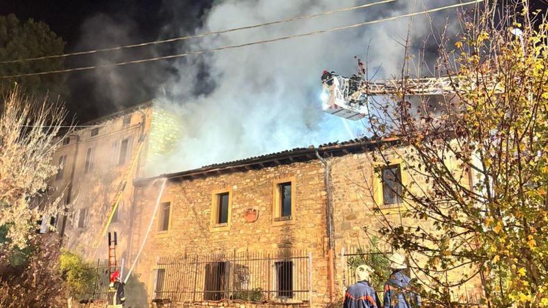Incendio nel casolare venduto all’asta. Trovate bombole di gas all’interno