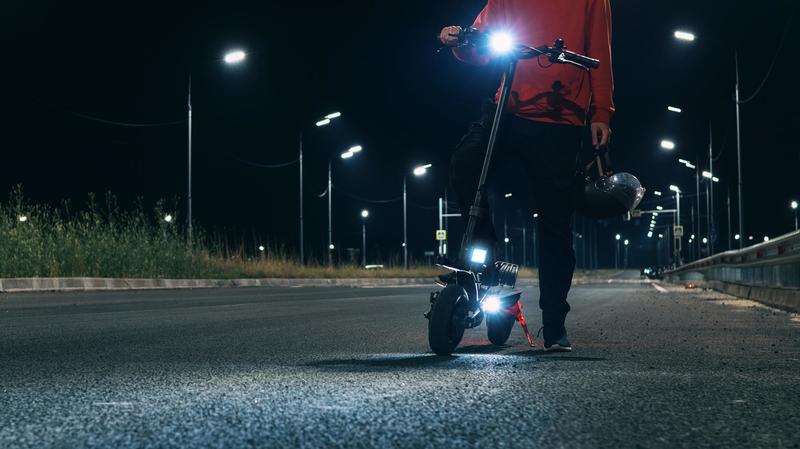 La nuova ‘truffa del monopattino’: come funziona la tecnica che inganna gli automobilisti