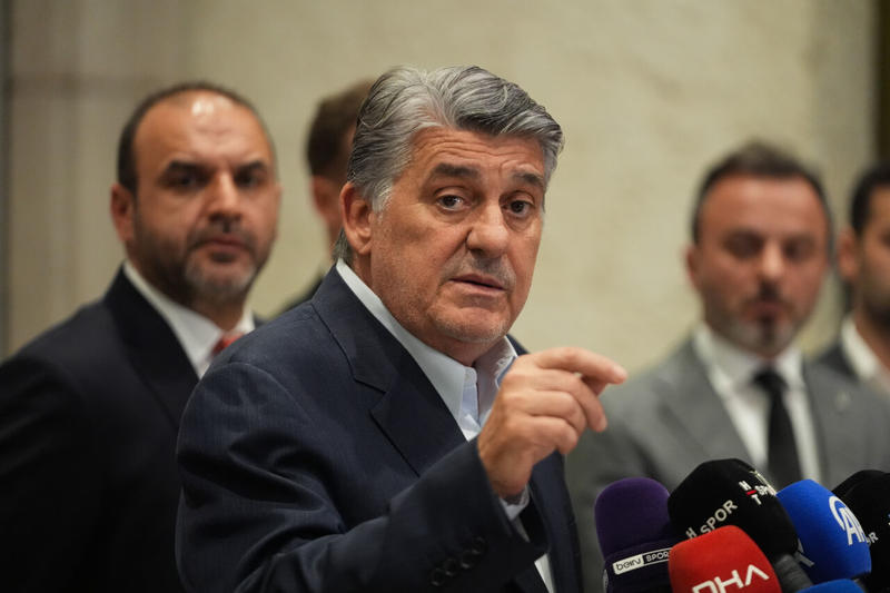 Beşiktaş'ı kurtaran adam Serdal Adalı: Hem romantik, hem realist Beşiktaş'ı kurtaran adam Serdal Adalı: Hem romantik, hem realist