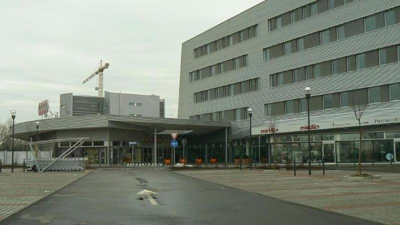Bagnolo, nel parcheggio con un pugnale in auto