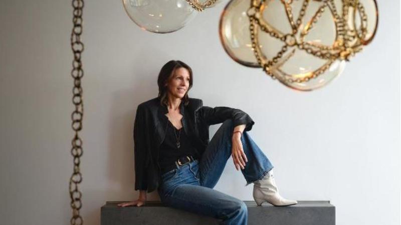 Da impiegata a disegnatrice di lampade vendute a 90mila dollari. L’incredibile storia di Lindsey Adelman Da impiegata a disegnatrice di lampade vendute a 90mila dollari. L’incredibile storia di Lindsey Adelman