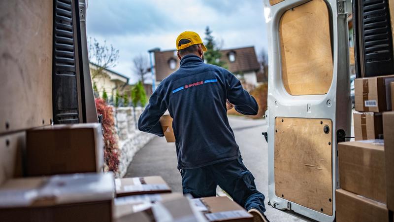 Ruba il furgone di un corriere, fugge a tutta velocità e si schianta contro un albero