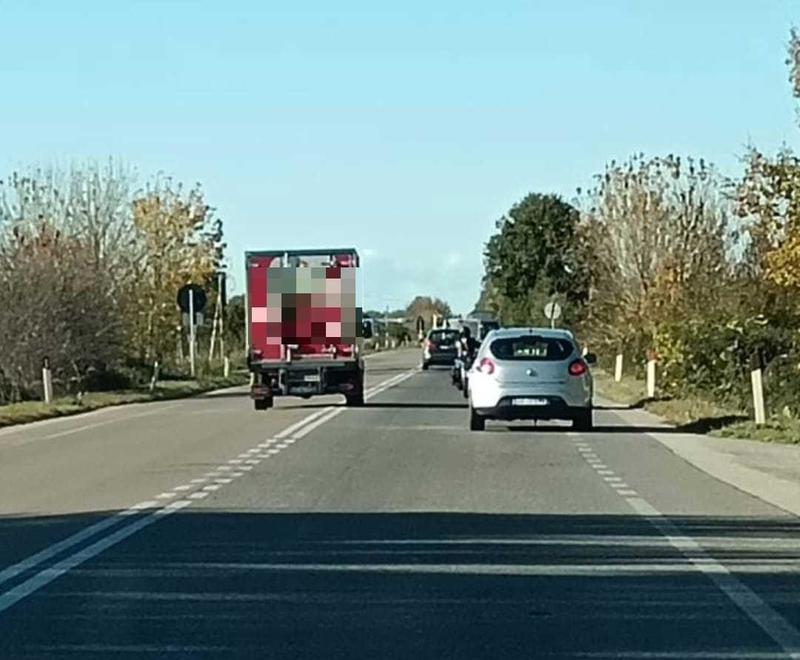 Sulla Statale 16 tra sorpassi vietati, manovre azzardate e alta velocità