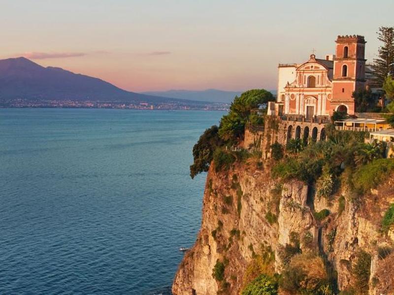 Vico Equense, la Procura sequestra l'isola ecologica: scarica liquami nel rivo