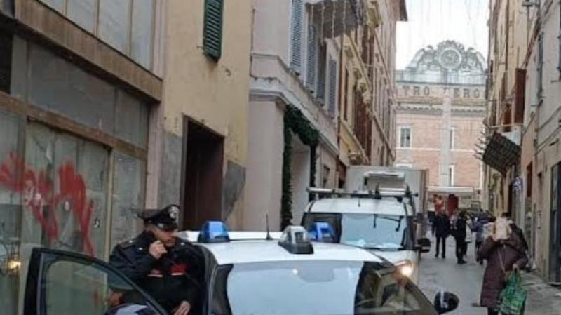 Jesi, va al centro servizi con fare minaccioso poi aggredisce i carabinieri: arrestato