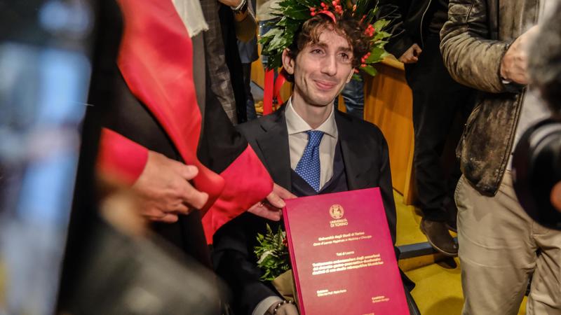 Mauro Glorioso si laurea in Medicina, la rinascita dopo l’incidente ai Murazzi che lo ha reso tetraplegico