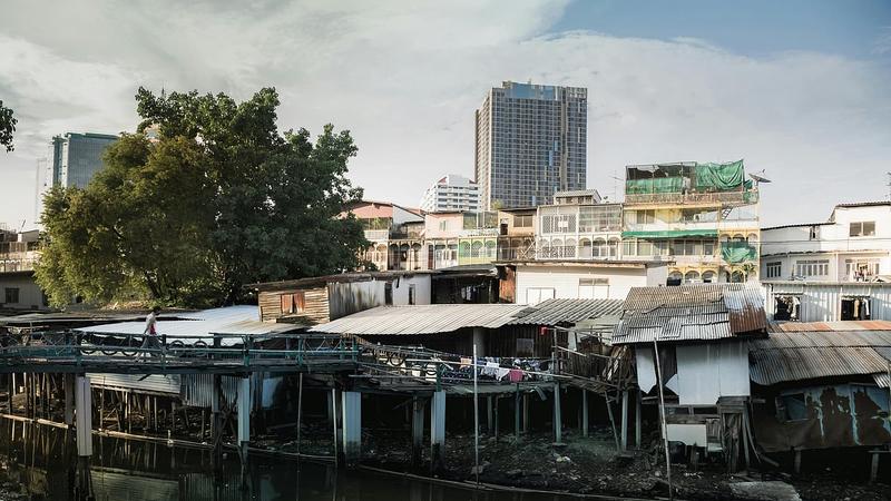 Rich vs Poor: The Gap Widens Rich vs Poor: The Gap Widens