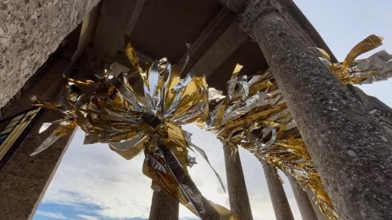 La luce segna la soglia, al cimitero di Bergamo l’arte che interroga