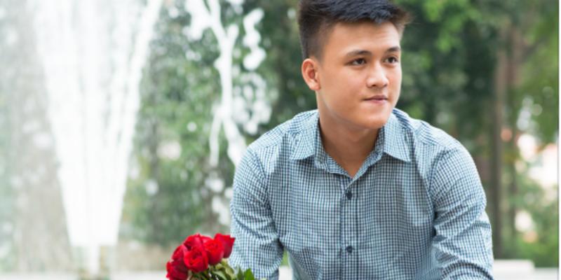 Boyfriend shows up with flowers after being 'ignored.' When the door opened, his heart stopped. Boyfriend shows up with flowers after being 'ignored.' When the door opened, his heart stopped.