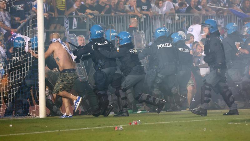 Brescia-Cosenza, scontri e guerriglia urbana per la retrocessione: chieste le condanne di 37 ultras