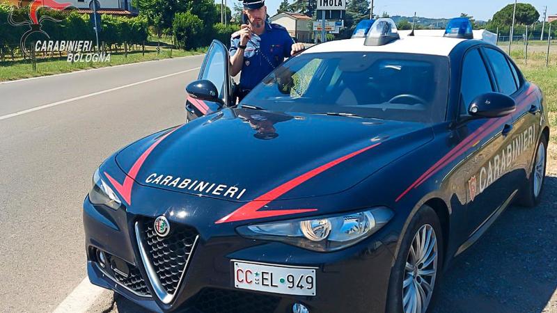 Vandali nella scuola media, tirati petardi e danni alle classi: la preside denuncia