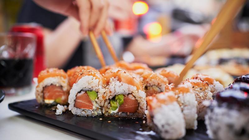 Sushi alterato, gli intossicati salgono a 40: sono tutti giovani