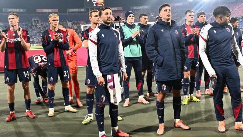 Ancora un arbitro di traverso. Rosso assurdo a Lykogiannis al 23’. Dominio Bologna in 10: non basta. E l’Europa League ora si fa in salita