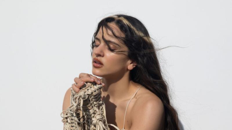 Rosalia diventa sinfonica per fuggire dalla noia del pop