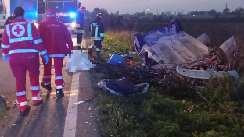 Con l’auto contro un camion: muore a 57 anni