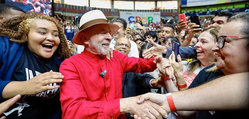 Menos imposto para quem ganha pouco, mais justiça para quem lucra muito