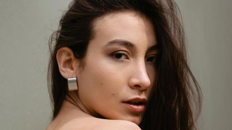 La modella e l’incubo in treno: “Le mani addosso, pugni, sputi e attorno solo indifferenza. Una donna da sola ha sempre paura”