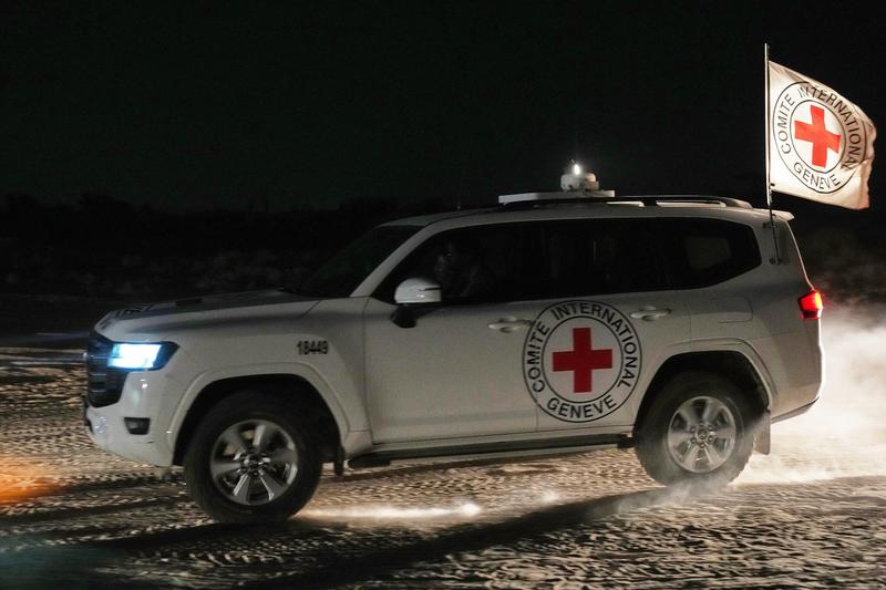 Hamas hands over body of presumed hostage to Israel, as 6 families await ID process Hamas hands over body of presumed hostage to Israel, as 6 families await ID process