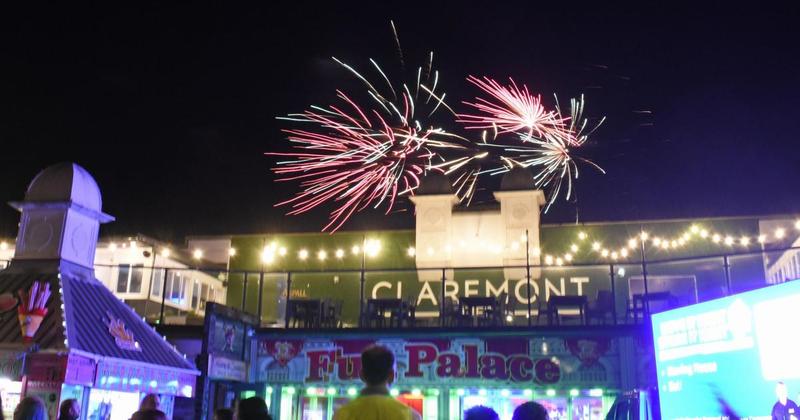Thousands flock to fireworks bonanza Thousands flock to fireworks bonanza