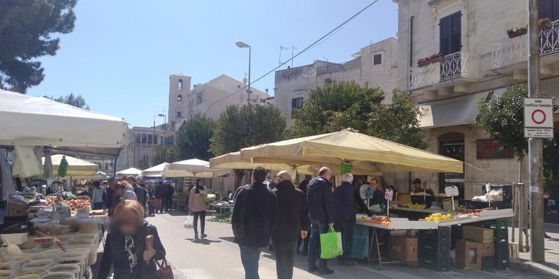 Mercato settimanale nel giorno di Ognissanti Mercato settimanale nel giorno di Ognissanti