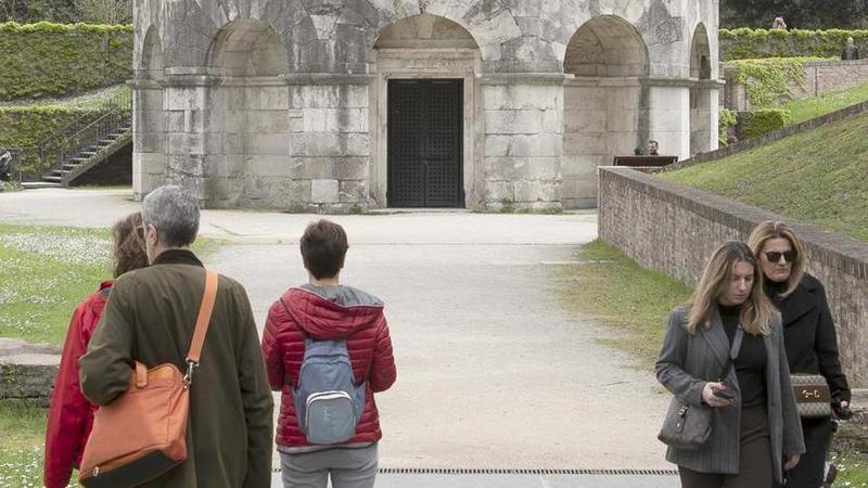 Apre la mostra ’La pietra di Aurisina’. Un omaggio al mausoleo di Teodorico