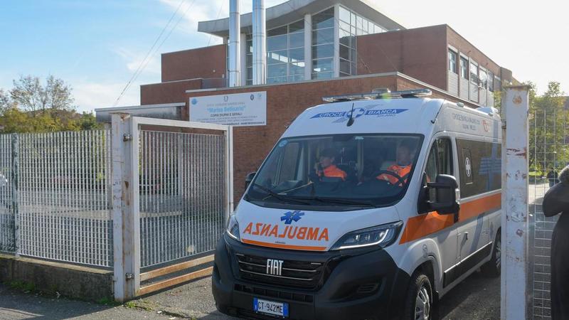 Spray al peperoncino in classe: 