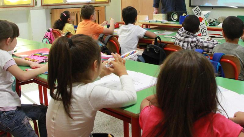 Bambino irrequieto in classe, i compagni tornano a lezione. Ma scoppia un nuovo caso Bambino irrequieto in classe, i compagni tornano a lezione. Ma scoppia un nuovo caso