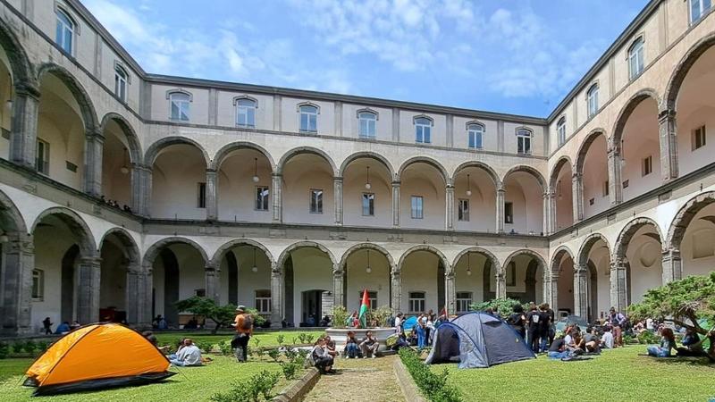 Napoli, studentessa spruzza spray al peperoncino a Lettere e Filosofia: panico e malori, la 20enne denunciata