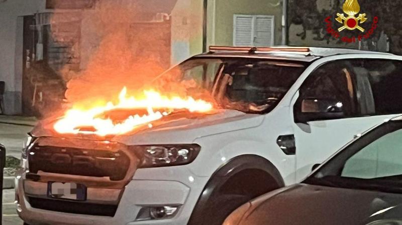 Fiamme su auto a Castelnovo Sotto, ipotesi dolo