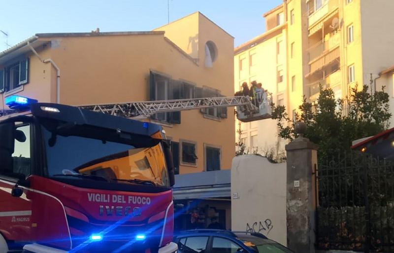Livorno, a fuoco una palazzina in via Carlo Bini: quattro intossicati – Video
