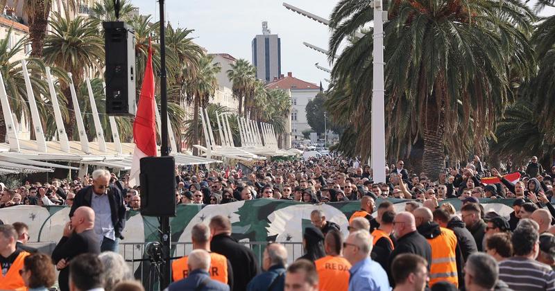 UŽIVO Prosvjednici otišli pred zgradu splitskog suda: 'Tražimo hitno ukidanje pritvora svim uhićenima'