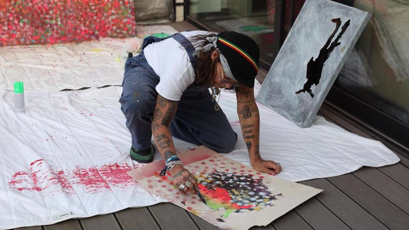 Johnny Depp il pittore: le sue opere in una galleria di Milano, per la prima volta in Italia