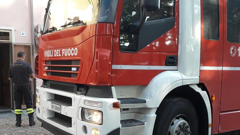 Bimba chiusa in casa da sola: salvata dai vigili del fuoco