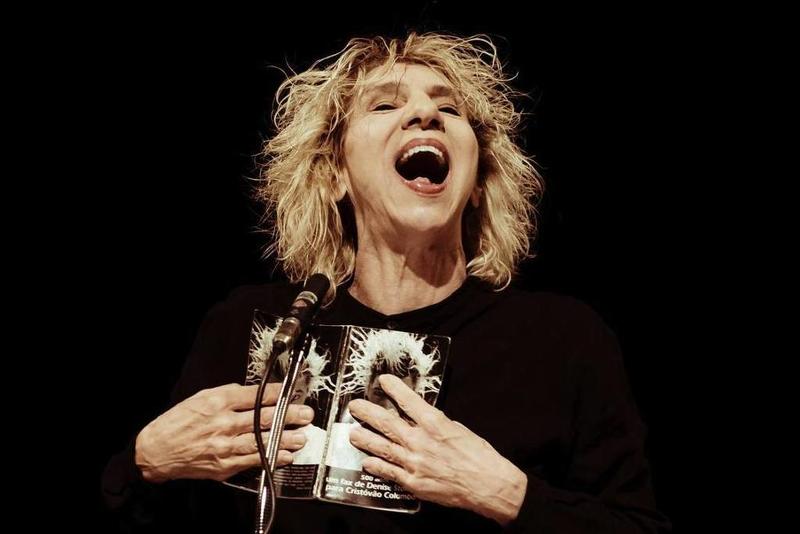 Denise Stoklos confronta história oficial e propõe descolonização Denise Stoklos confronta história oficial e propõe descolonização