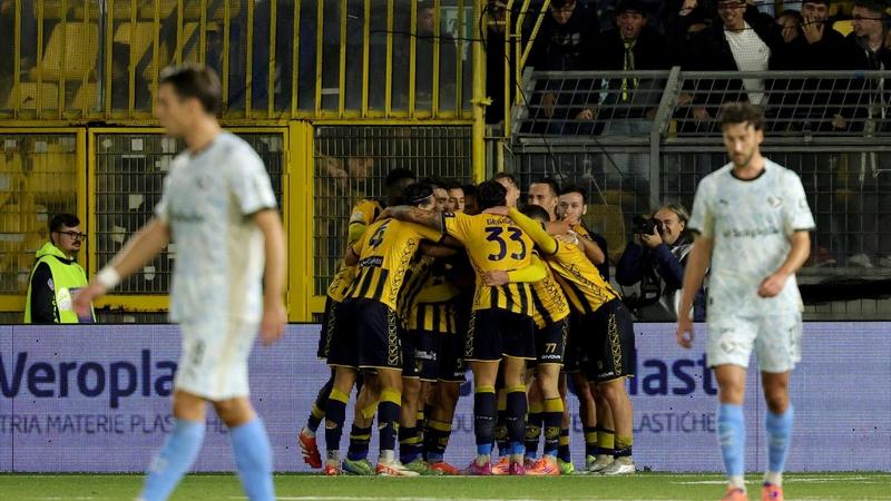 Serie B, la Juve Stabia affonda la Â«corazzataÂ» Palermo:Â 1-0 al Menti, decideÂ la magia di Cacciamani
