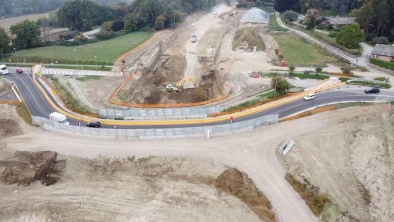 La variante di Cisano inciampa nei tubi. Rischio ritardi, ma apre il rondò