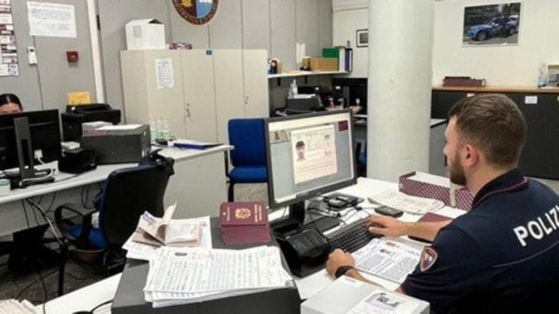Passaporti, oltre 33mila da inizio anno. «Difficoltà on line? Verificare spesso»
