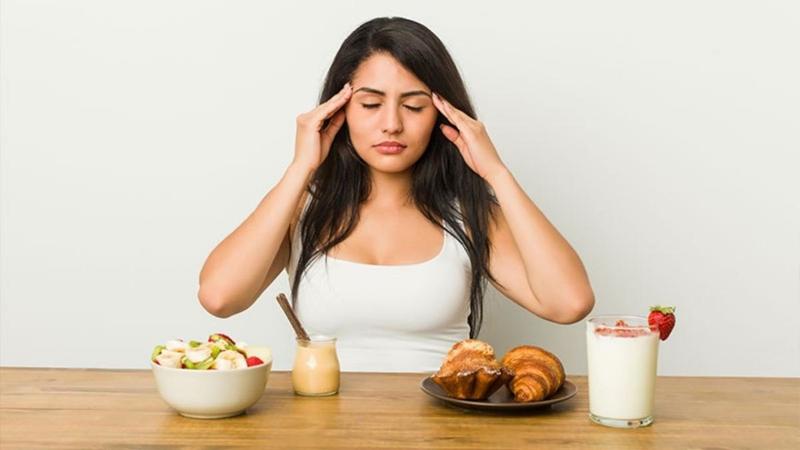 ¿Deberías comer o evitar ciertos alimentos para prevenir los ataques de migraña?