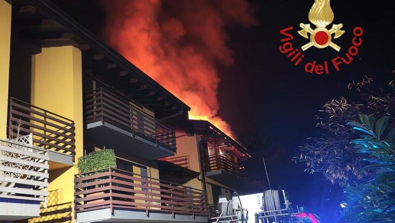 Bellagio, incendio in mansarda: a fuoco il tetto di una palazzina di recente costruzione