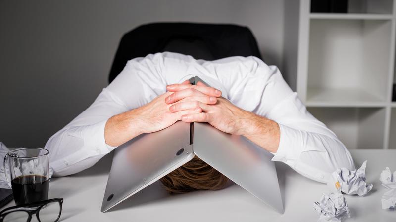 Operaio se ne va inviando una mail di fuoco: l’azienda lo querela, viene assolto