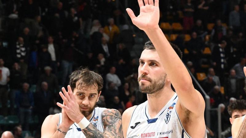 A2, la Fortitudo batte Brindisi e vola prima. L’infortunio alla caviglia dell’americano, però, preoccupa. La Effe si regala una notte in vetta. Ma il ko di Moore tiene in ansia Caja