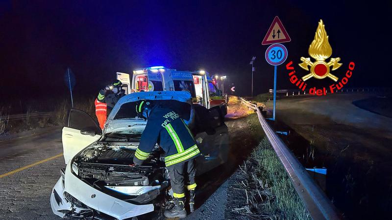 Schianto nella notte tra Casalpusterlengo e Codogno: due giovani intrappolati nell’auto