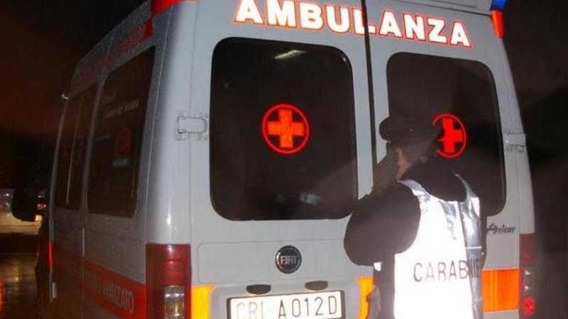 Rissa choc, tre giovani ventenni accoltellati nella notte: è caccia agli aggressori