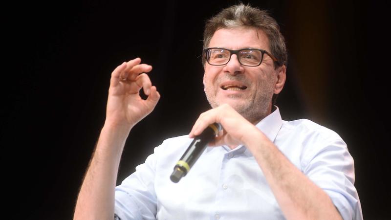 Giorgetti sulla Manovra: “Massacrati da chi può farlo. Chi guadagna 2mila euro non è un ricco”