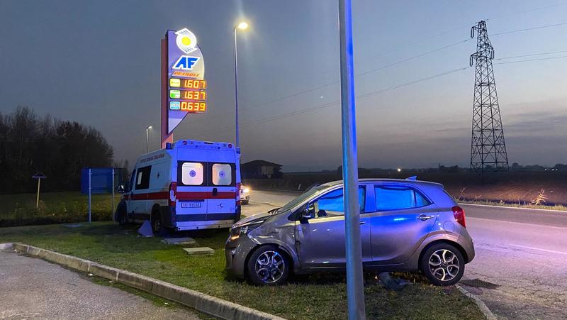 Ambulanza contro auto: tre feriti, tra cui il minorenne nel mezzo di soccorso